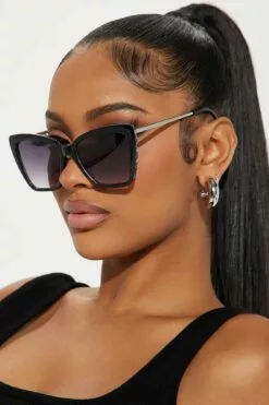 Fashion Nova Fascinating Rage Sunglasses - Black/combo