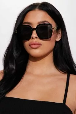 Fashion Nova New Girl In Town Sunglasses - Black -Fashion Nova Sales 02 17 23Studio7 HY RD 11 44 36 67 LS22073 Black R 7324 ES