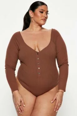 Fashion Nova Hazel Ribbed Henley Bodysuit - Chocolate -Fashion Nova Sales 08 12 22Studio5 KJ DJ 16 12 03 51 RT36736L Chocolate P PLUS12 PB